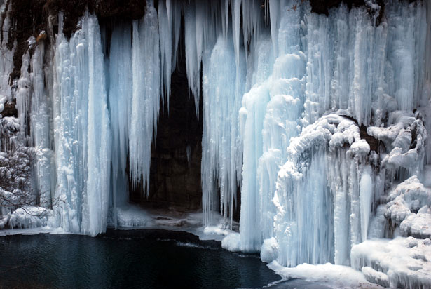 http://www.publicdomainpictures.net/pictures/20000/nahled/frozen-waterfall-2961295955184v9D.jpg