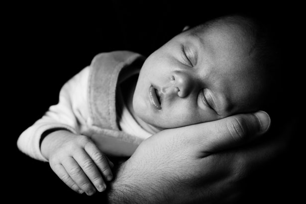 Bébé qui dort sur une main