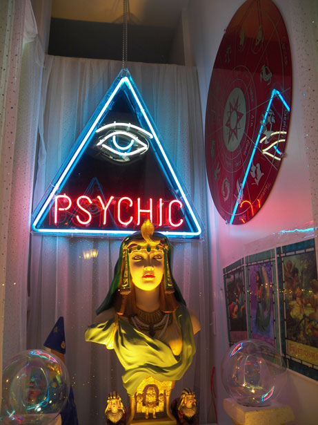 http://www.publicdomainpictures.net/pictures/30000/nahled/psychic.jpg