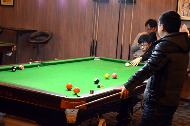 http://www.publicdomainpictures.net/pictures/40000/nahled/playing-pool.jpg