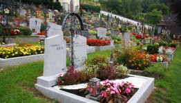 Grave med flowers