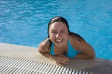 Jonge vrouw in pool