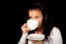 Femme buvant du café