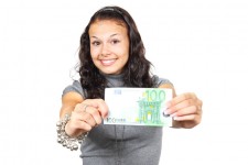 Ung kvinna med euros