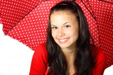 Cute femme avec parapluie rouge
