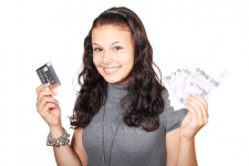 Kvinna kreditkort och money