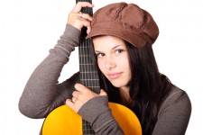 Žena drží kytara