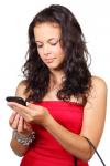 Frau liest SMS