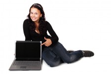Frau zeigt auf Computer