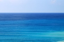 Niebieskim tle wody morskiej