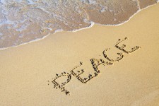 Mot de paix dans le sable