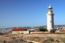 Lighthouse pe shore