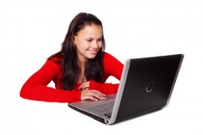 Nő mögött laptop