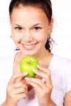Mujer joven con manzana verde