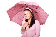 Mujer con paraguas de puntos