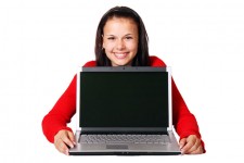 Женщины улыбаются с laptop