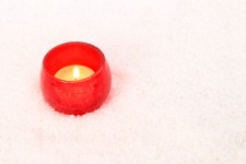 Bougie rouge dans la neige