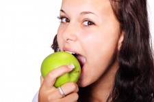 Woman eten apple
