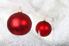 Boules de Noël en rouge sur l'arbre