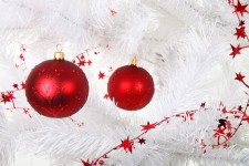 Decoração de Natal na árvore branca