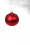 La bola de Navidad rojo en la rama