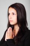 Orando mujer