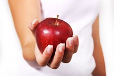 červené jablko v ruce
