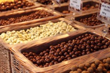 Různé ořechy v čokoládě