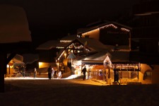 Weihnachtsbeleuchtung im Dorf