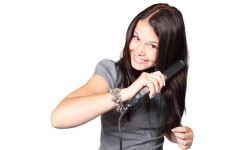 Kvinna med håruträtning
