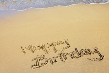 Feliz cumpleaños en la arena