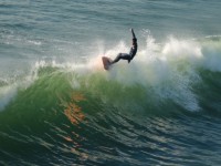 Longboard surfař na vlně hřebenu