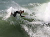 Surfer esmaga o curl