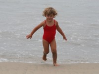 Fiatal lány fut a beach
