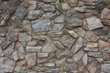 La piedra natural de la pared de fondo