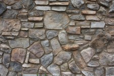 La piedra natural de la pared de fondo