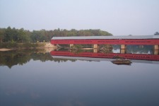 крытый мост, с отражением
