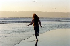 Mujer en la playa de Coronado