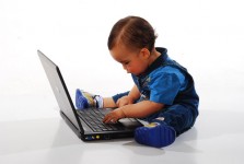 Niño con ordenador portátil