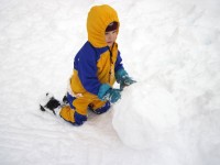 Dítě dělat sněhové koule