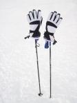 Bâtons de ski avec des gants