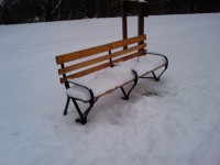 雪の中でベンチ