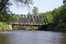 Brücke über stilles Wasser