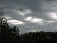 グレーの空の嵐雲
