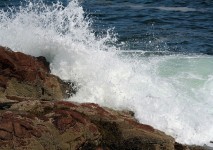 Océano olas golpeando las rocas