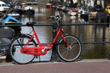 Röd cykel på bro