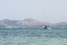 Segelbåtar på tomgång i Medelhavet bay