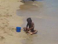 Un niño pequeño en la playa