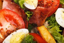 Salade van tomaat en spek