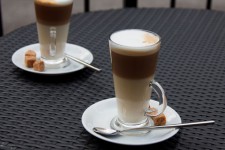 Twee koffiepauzes lattes